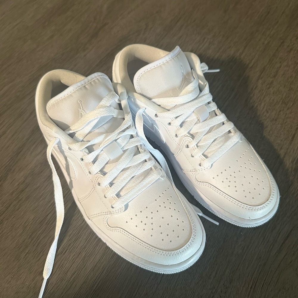 Nike White Sneakers Classic Athletic Design